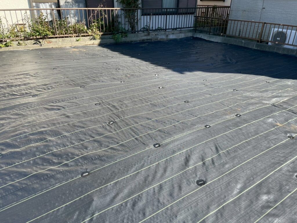 建物解体後の更地の雑草対策。綺麗に防草シートを施工