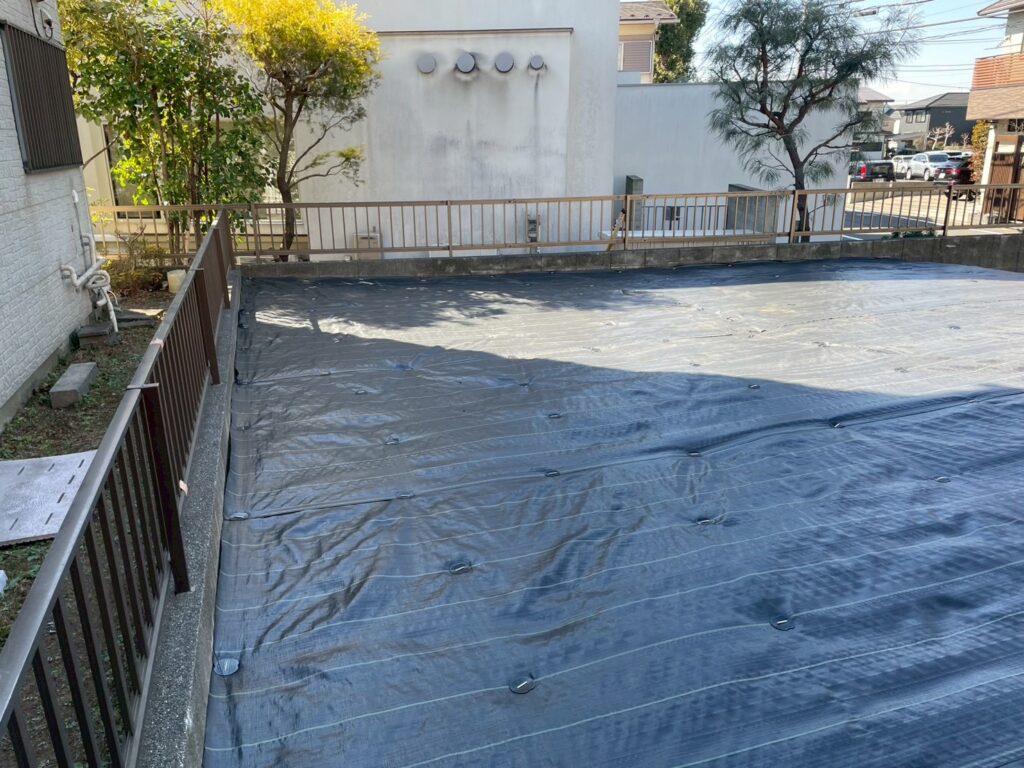 隙間なく施工　防草シート
